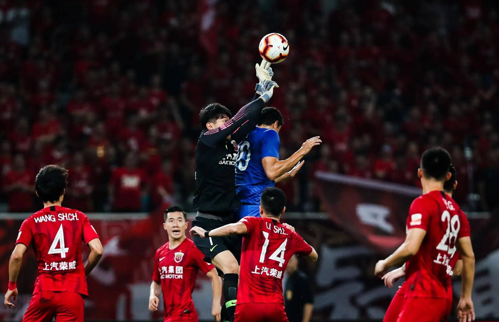 沉重打击!中超劲旅在比赛中遭受关键伤病 沉重打击!中超劲旅在比赛中遭受关键伤病