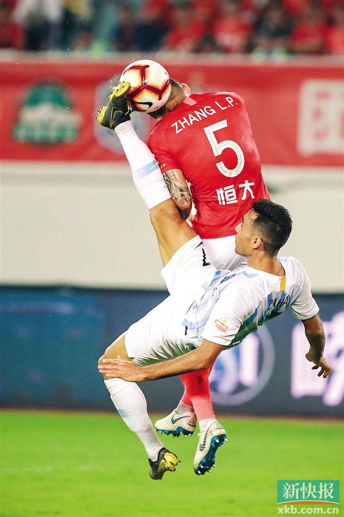 富力主场逆袭恒大,夺得至关重要的三分 富力主场逆袭恒大,夺得至关重要的三分