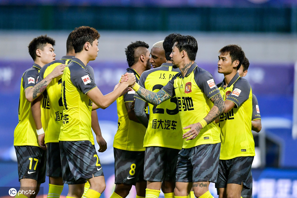 富力主场逆袭恒大,夺得至关重要的三分 富力主场逆袭恒大,夺得至关重要的三分