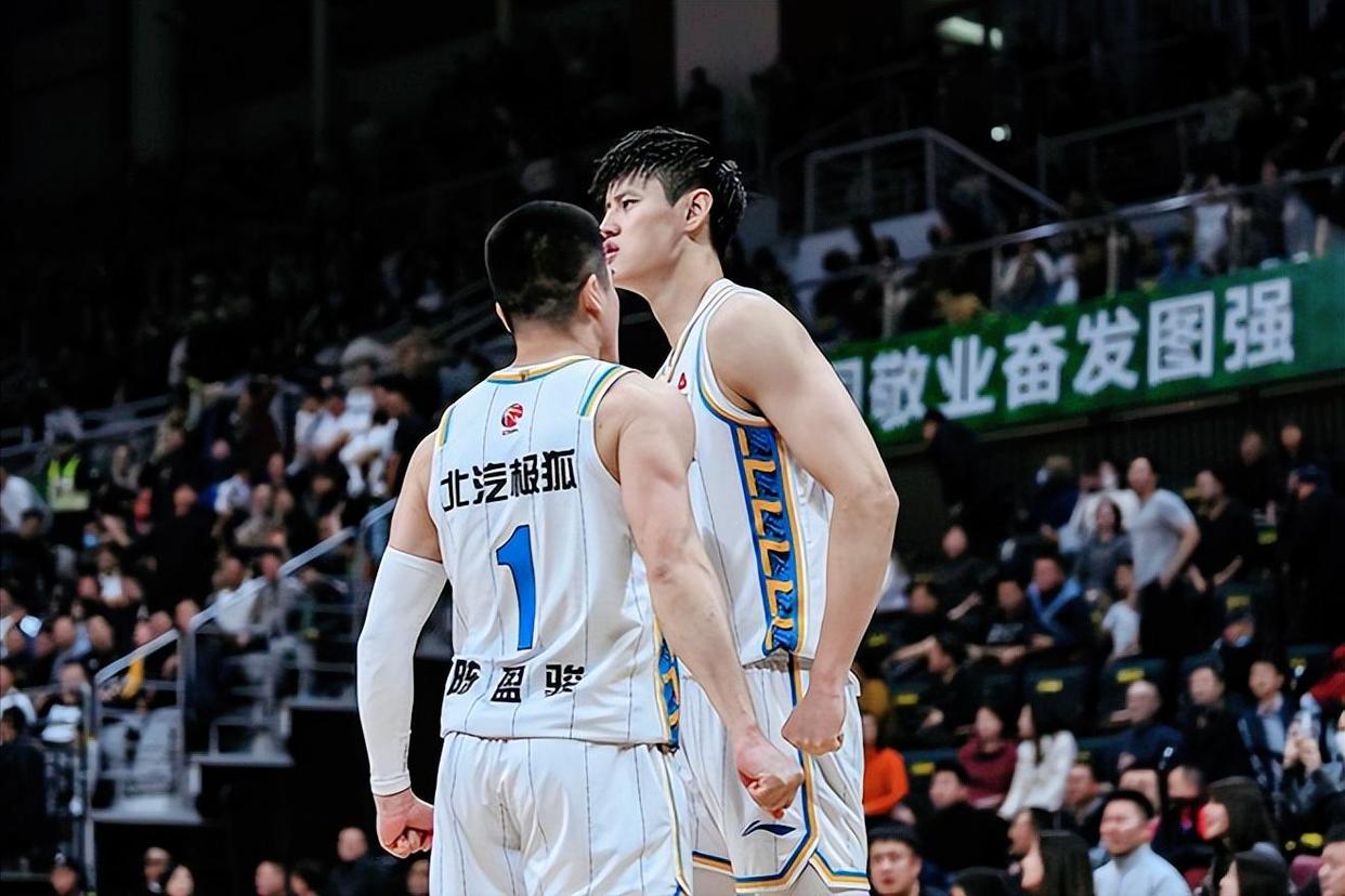 福建篮球队全华班出战,不敌上海男篮 福建篮球队全华班出战,不敌上海男篮